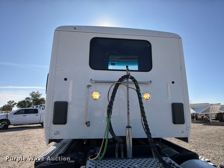 image for item EA0017 2015 Kenworth T680 semi truck
