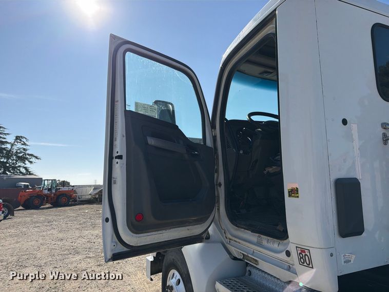 image for item EA0017 2015 Kenworth T680 semi truck