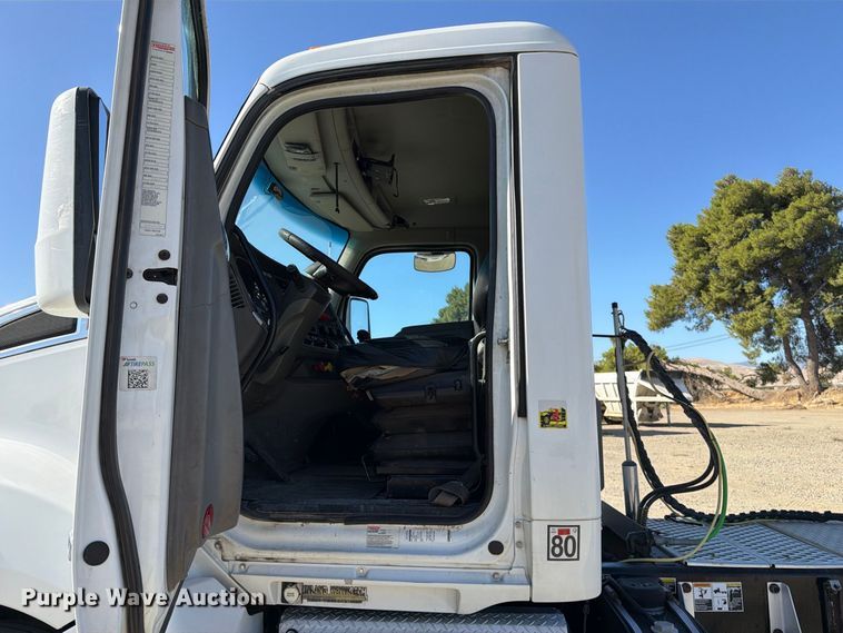 image for item EA0017 2015 Kenworth T680 semi truck