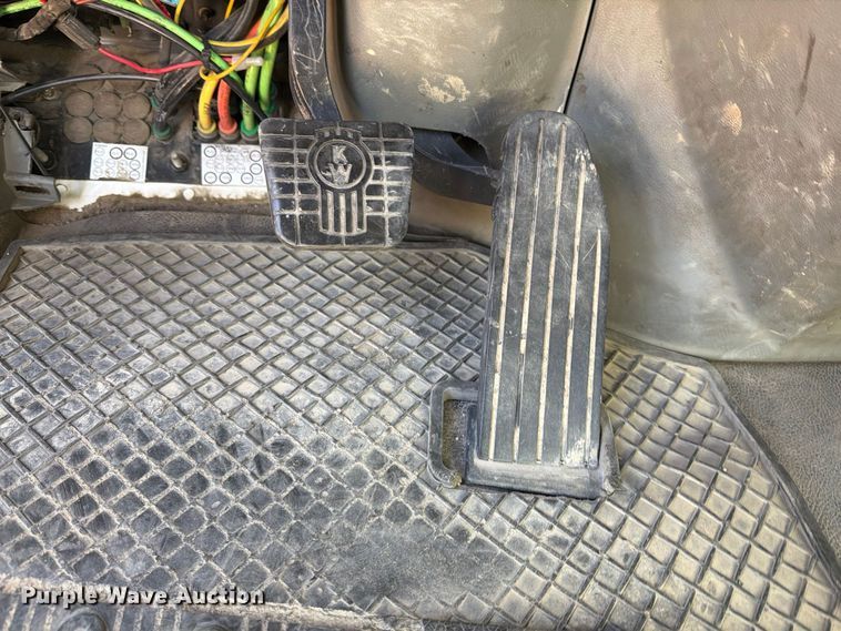 image for item EA0017 2015 Kenworth T680 semi truck