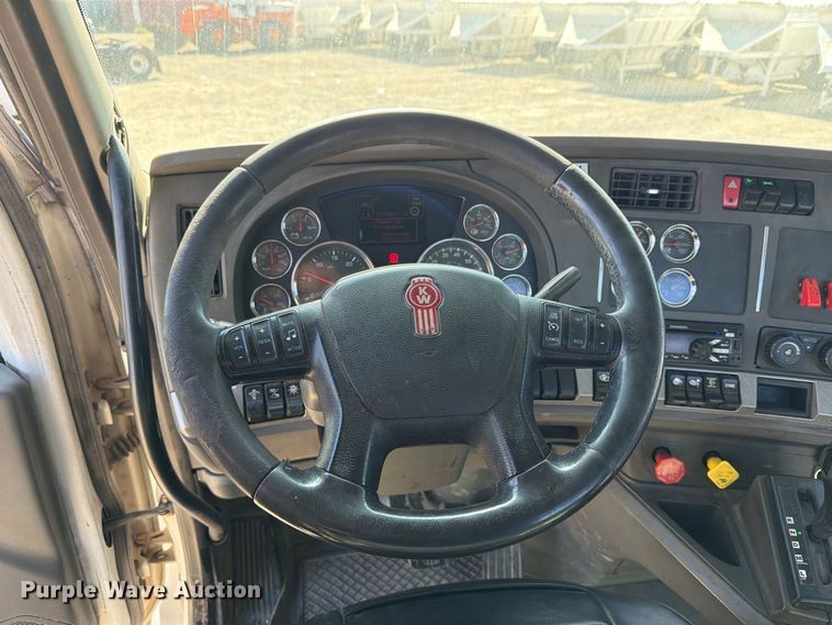 image for item EA0017 2015 Kenworth T680 semi truck