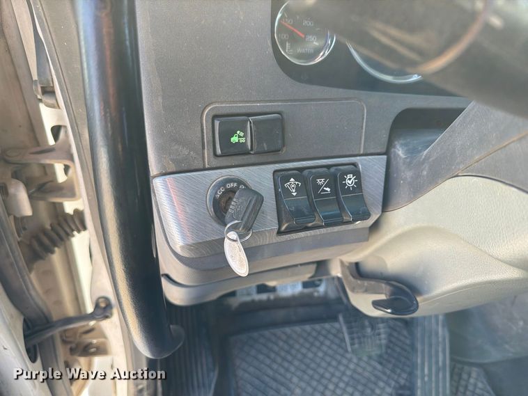 image for item EA0017 2015 Kenworth T680 semi truck