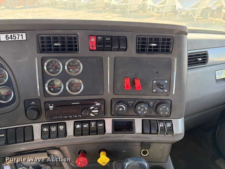 image for item EA0017 2015 Kenworth T680 semi truck
