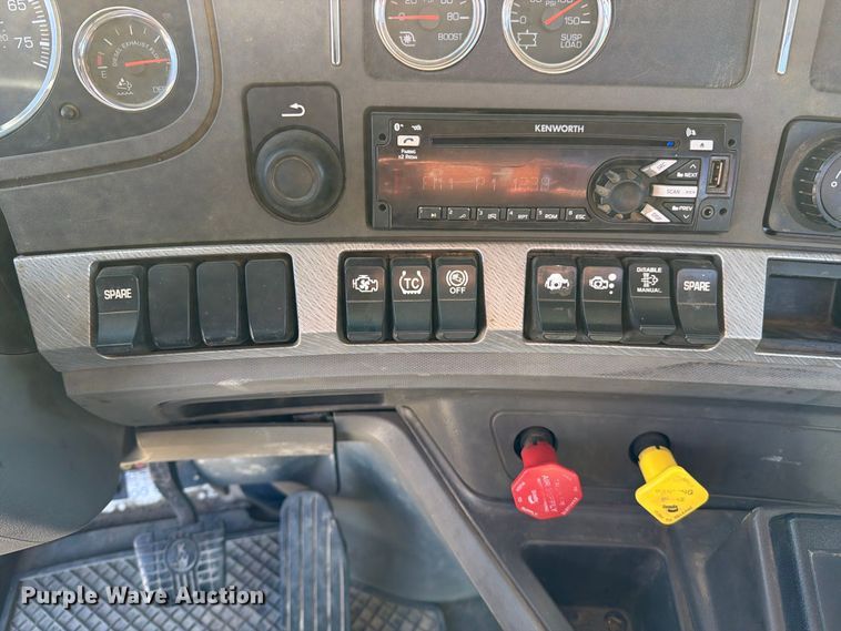 image for item EA0017 2015 Kenworth T680 semi truck