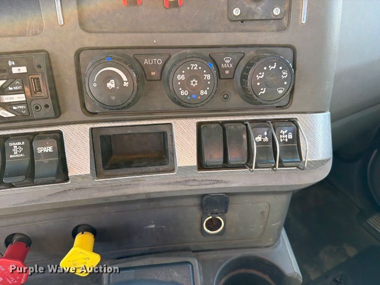image for item EA0017 2015 Kenworth T680 semi truck