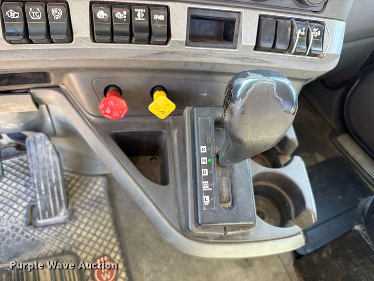 image for item EA0017 2015 Kenworth T680 semi truck
