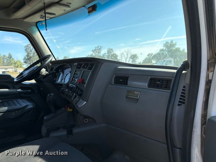 image for item EA0017 2015 Kenworth T680 semi truck