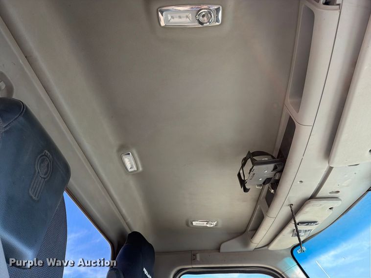 image for item EA0017 2015 Kenworth T680 semi truck