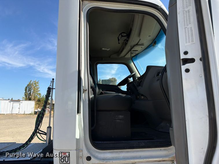 image for item EA0017 2015 Kenworth T680 semi truck