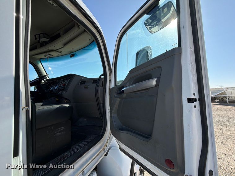 image for item EA0017 2015 Kenworth T680 semi truck