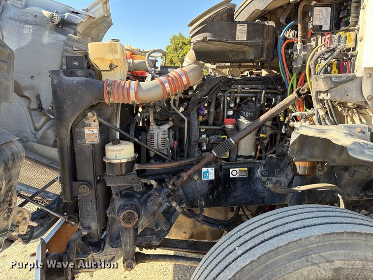 image for item EA0017 2015 Kenworth T680 semi truck