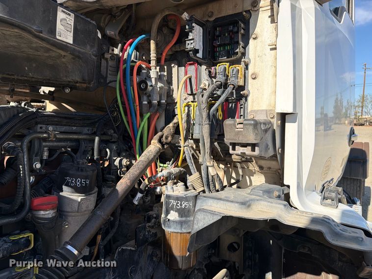 image for item EA0017 2015 Kenworth T680 semi truck
