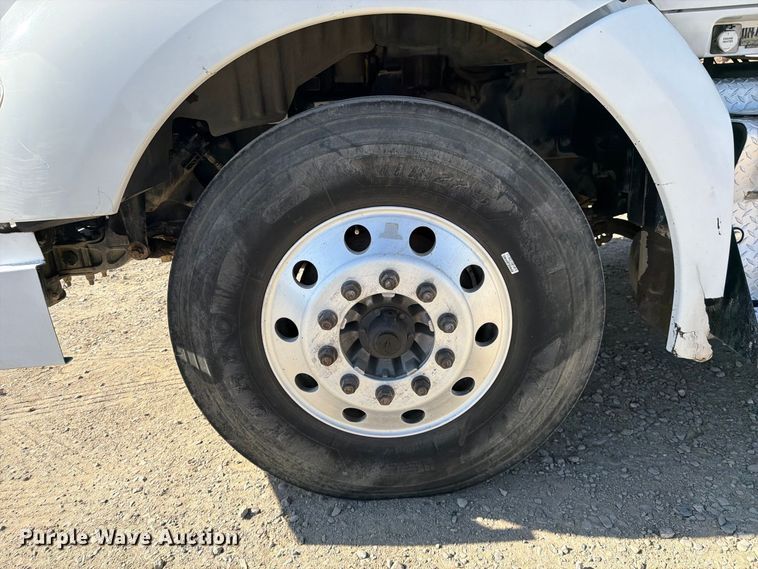 image for item EA0017 2015 Kenworth T680 semi truck