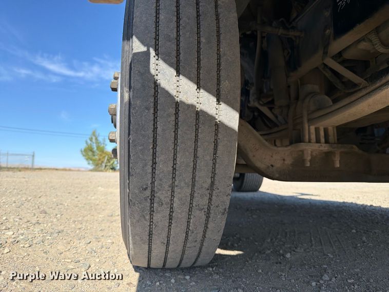 image for item EA0017 2015 Kenworth T680 semi truck