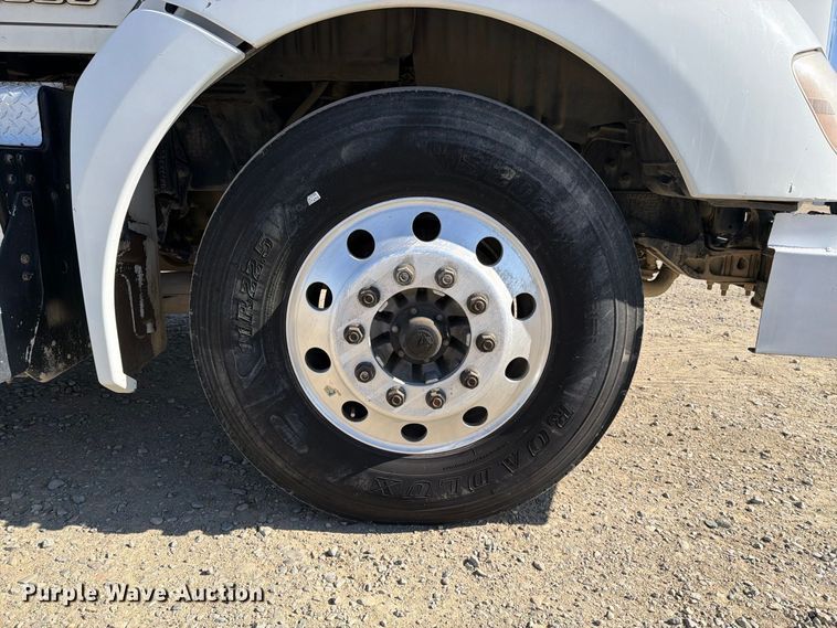 image for item EA0017 2015 Kenworth T680 semi truck