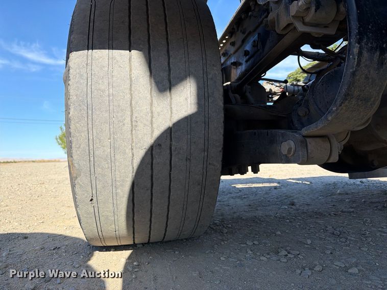 image for item EA0017 2015 Kenworth T680 semi truck