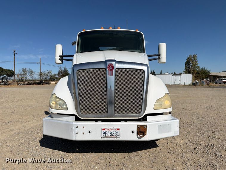 image for item EA0018 2015 Kenworth T680 semi truck
