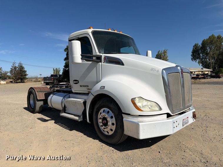 image for item EA0018 2015 Kenworth T680 semi truck