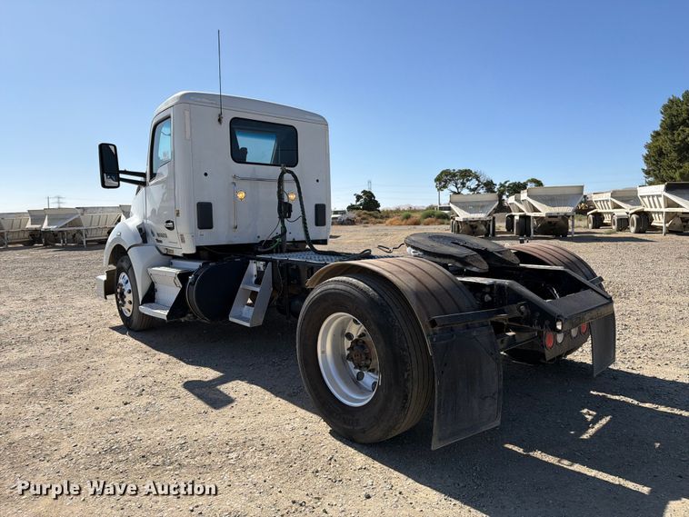 image for item EA0018 2015 Kenworth T680 semi truck