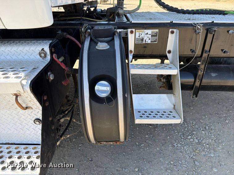 image for item EA0018 2015 Kenworth T680 semi truck