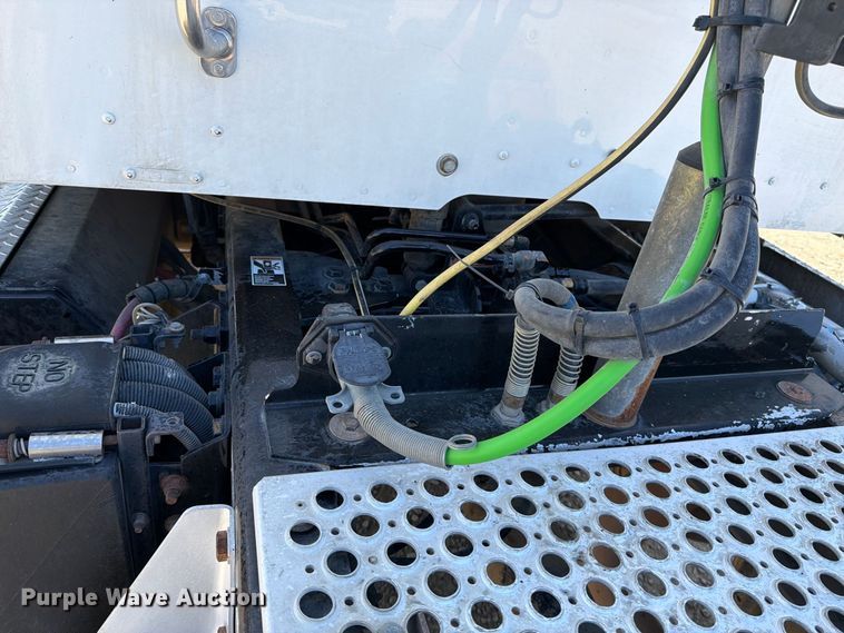 image for item EA0018 2015 Kenworth T680 semi truck