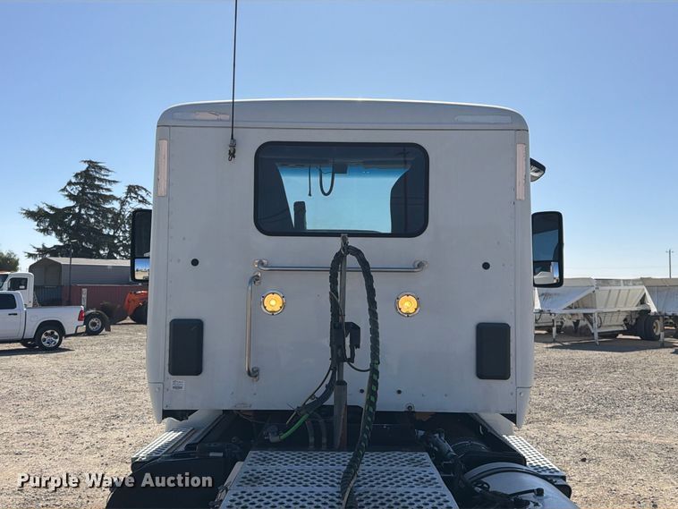 image for item EA0018 2015 Kenworth T680 semi truck