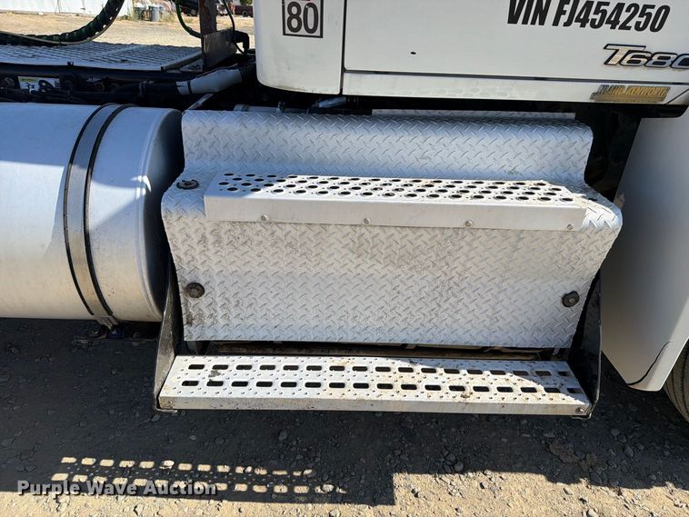image for item EA0018 2015 Kenworth T680 semi truck