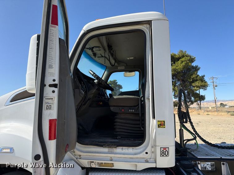 image for item EA0018 2015 Kenworth T680 semi truck