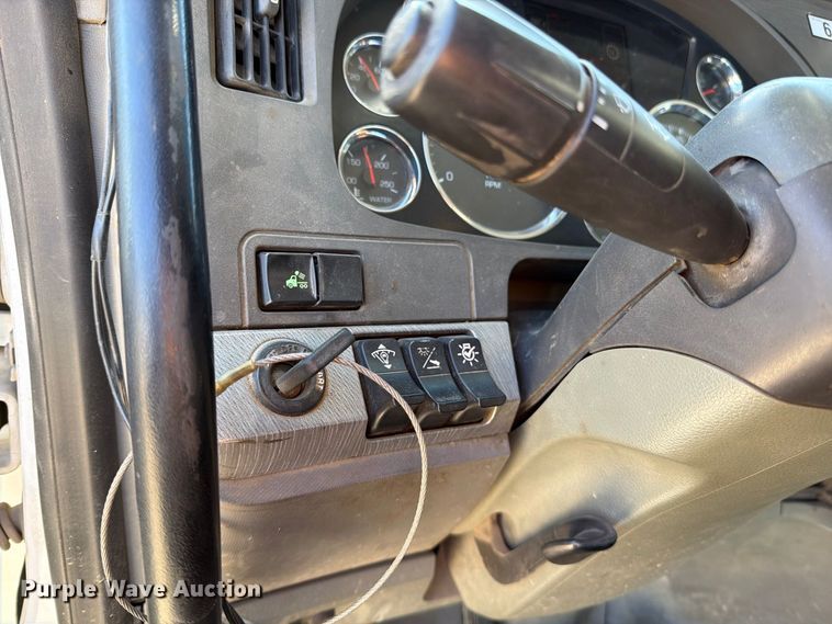 image for item EA0018 2015 Kenworth T680 semi truck