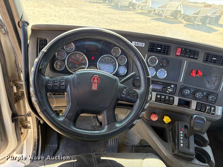 image for item EA0018 2015 Kenworth T680 semi truck