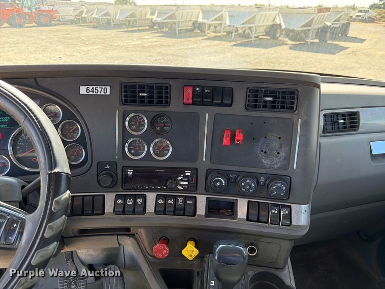 image for item EA0018 2015 Kenworth T680 semi truck