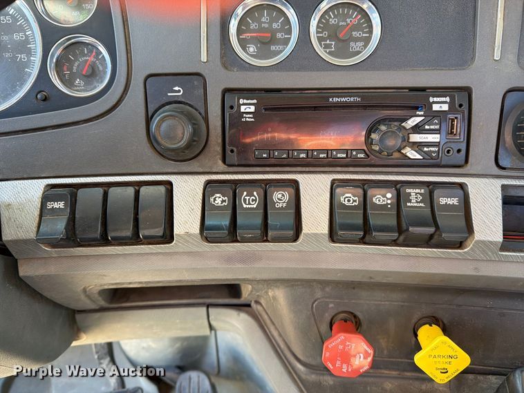 image for item EA0018 2015 Kenworth T680 semi truck