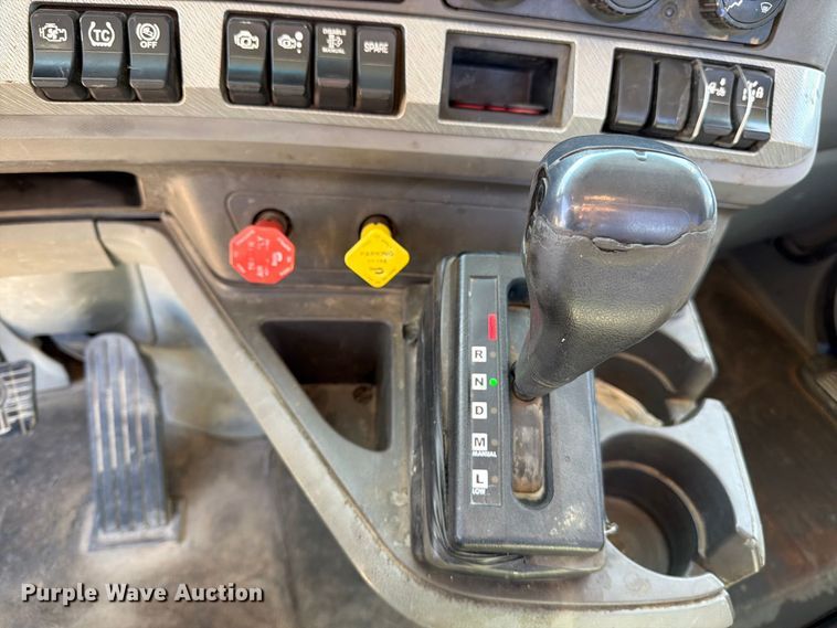 image for item EA0018 2015 Kenworth T680 semi truck