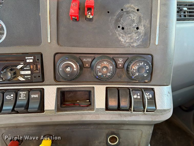 image for item EA0018 2015 Kenworth T680 semi truck