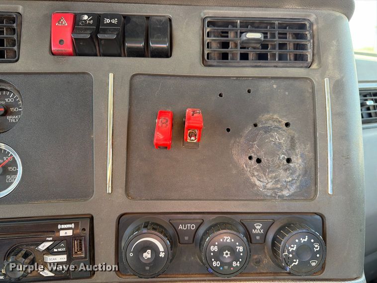 image for item EA0018 2015 Kenworth T680 semi truck