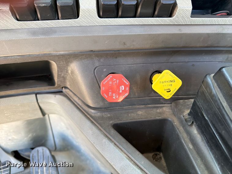 image for item EA0018 2015 Kenworth T680 semi truck