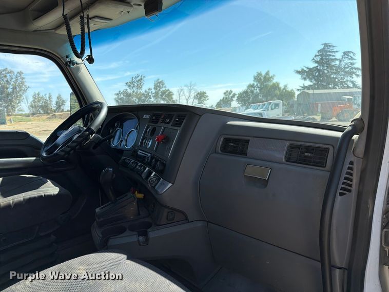 image for item EA0018 2015 Kenworth T680 semi truck