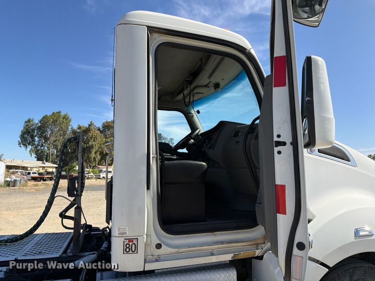 image for item EA0018 2015 Kenworth T680 semi truck