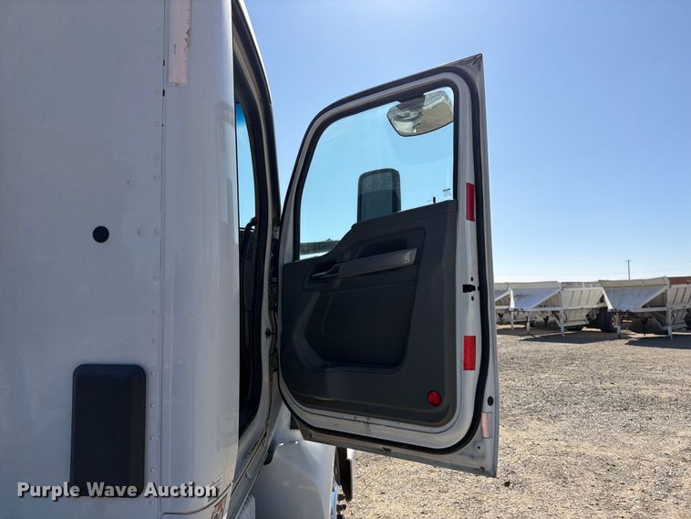 image for item EA0018 2015 Kenworth T680 semi truck