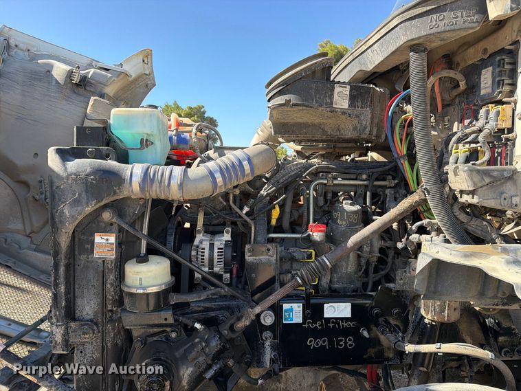 image for item EA0018 2015 Kenworth T680 semi truck