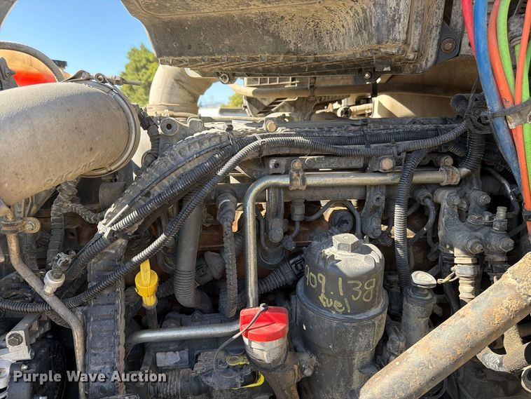 image for item EA0018 2015 Kenworth T680 semi truck