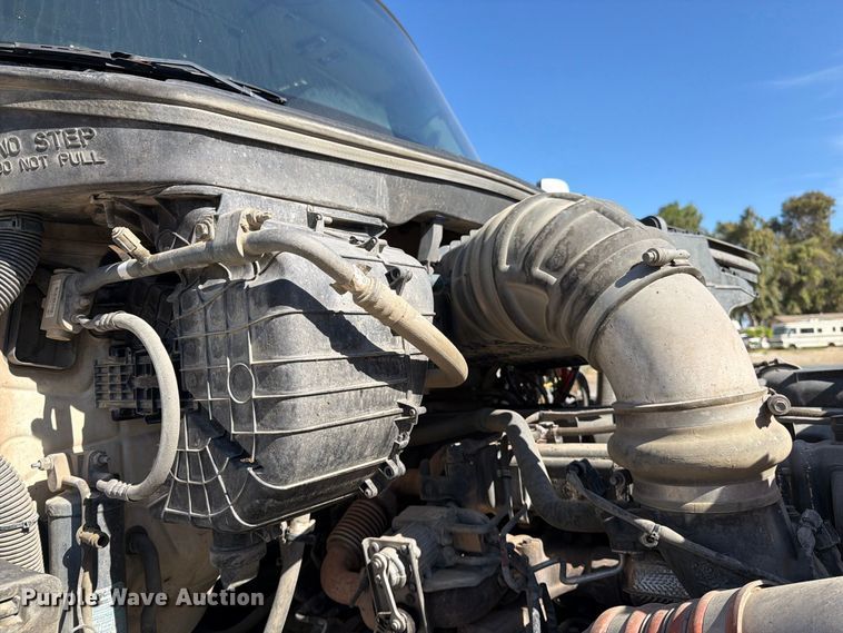 image for item EA0018 2015 Kenworth T680 semi truck