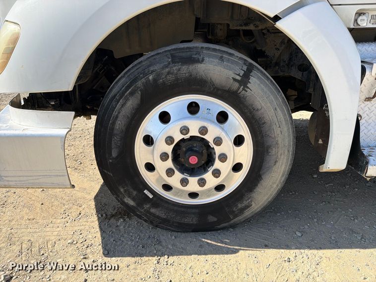 image for item EA0018 2015 Kenworth T680 semi truck