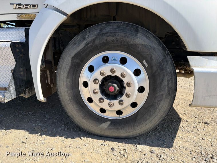 image for item EA0018 2015 Kenworth T680 semi truck