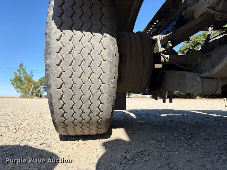 image for item EA0018 2015 Kenworth T680 semi truck
