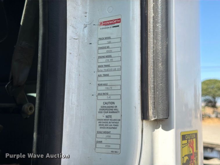 image for item EA0018 2015 Kenworth T680 semi truck