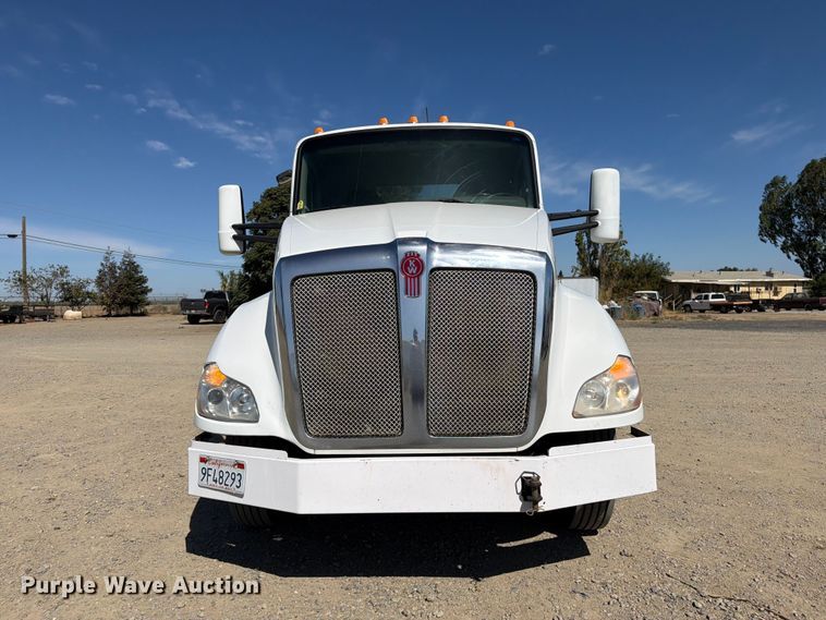 image for item EA0019 2015 Kenworth T680 semi truck