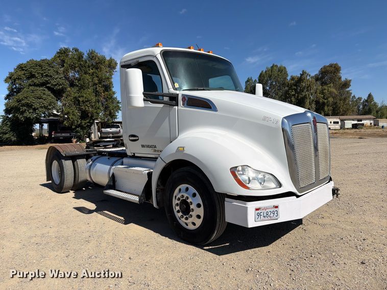 image for item EA0019 2015 Kenworth T680 semi truck