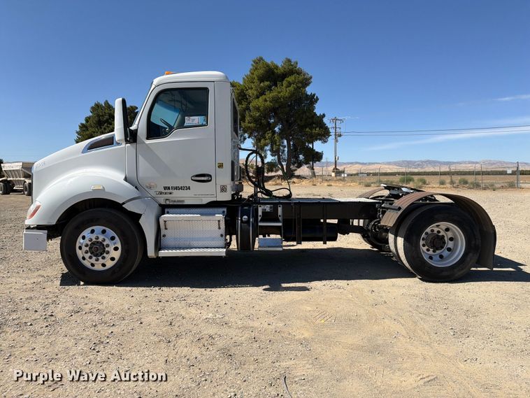 image for item EA0019 2015 Kenworth T680 semi truck