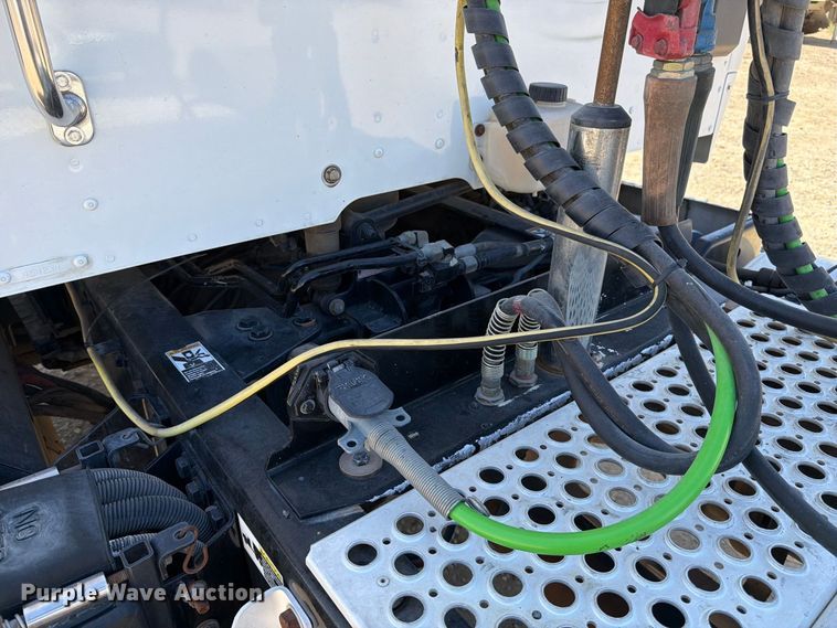 image for item EA0019 2015 Kenworth T680 semi truck